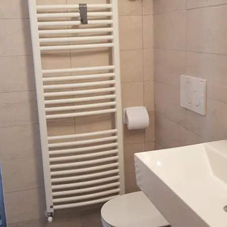 Quarto em Acomodações Particulares Brunate98 *